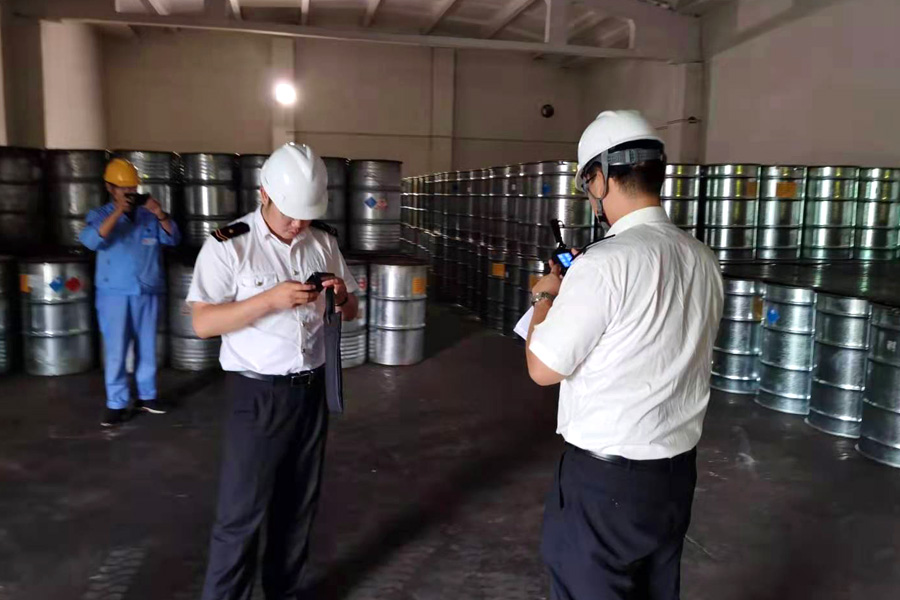 洛陽海關關員對我司出口產品進行現場查驗